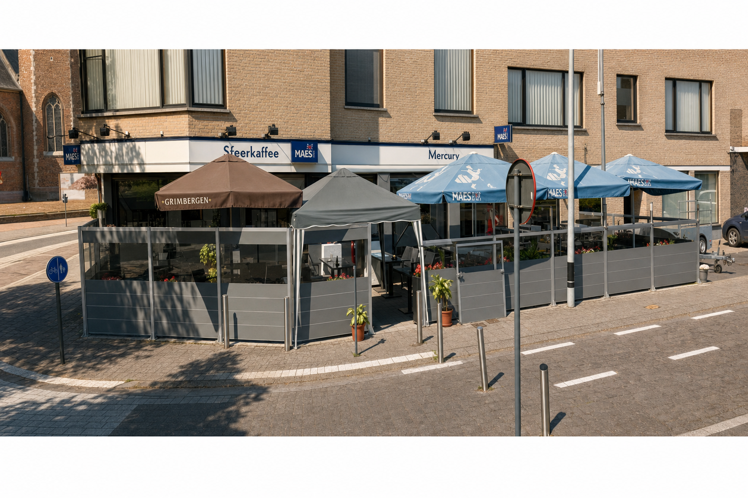 Het terras van Café-Restaurant Mercury aan de Staatsbaan in Zulte, met tafels, planten en parasols